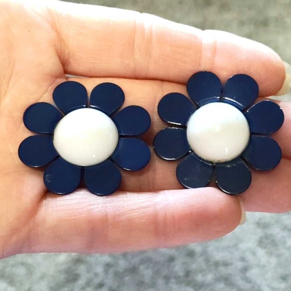 VINTAGE BLUE PAINTED METAL WHITE GLASS STONE DAISY FLORAL POST 1.4" EARRINGS - Picture 5 of 9